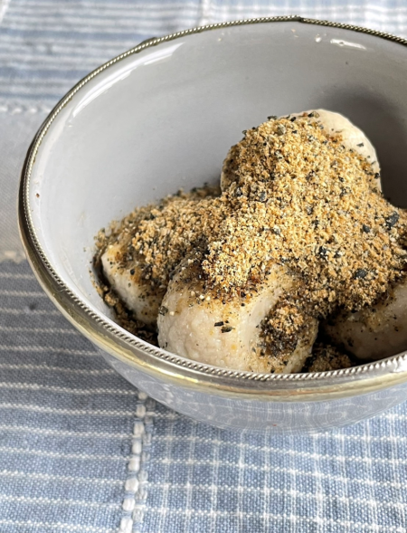 蕎麦白玉団子の黒ゴマきなこがけ